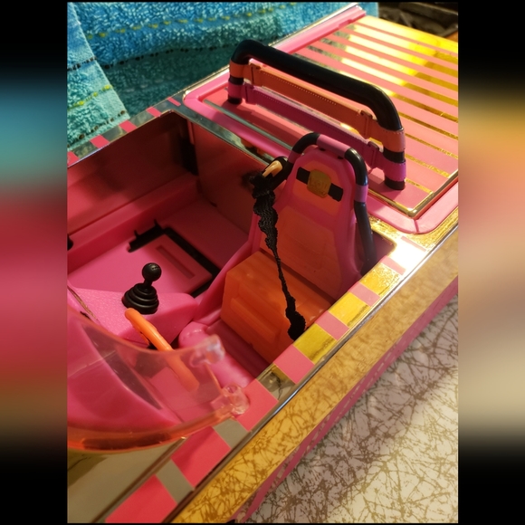 Limited Edition LOL Surprise pink and gold car - Picture 3 of 10